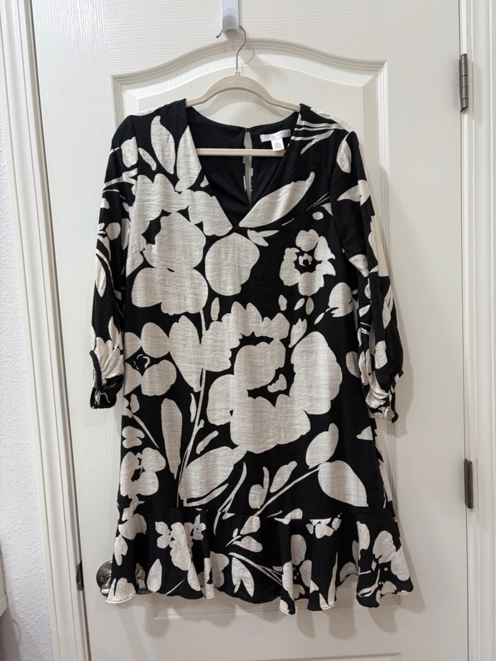 London Times Black & White Floral V-Neck Midi Dress